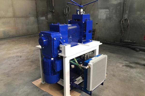 Rolling stand for rolling stainless steel wire